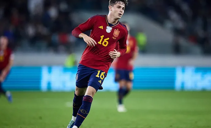 De la Fuente llama a Rodrigo Riquelme para sustituir a Yamal