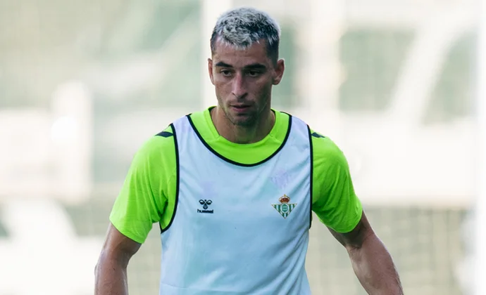 Marc Roca lleva una semana sin entrenar por molestias en la rodilla