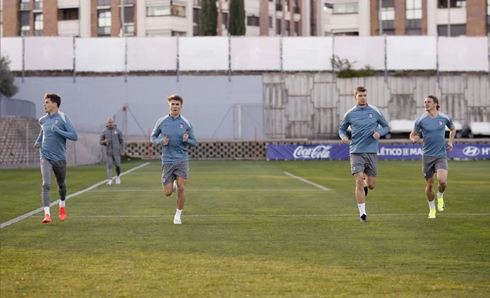 Solo cuatro jugadores saltan al césped en el entrenamiento del Atlético. El resto en el gimnasio