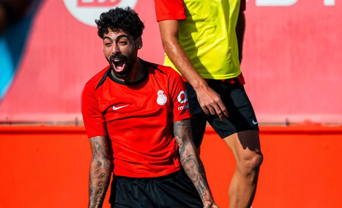 Samú Costa ya está en Son Bibiloni. Faltan Larin y Mojica