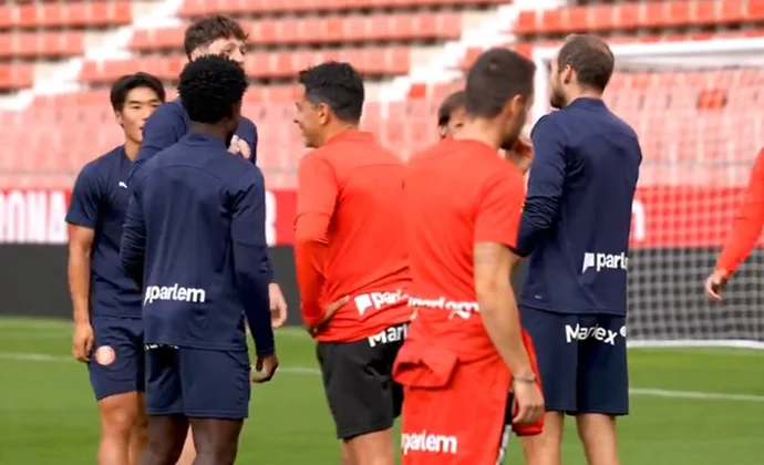 Blind se prueba con el grupo, pero no llega a tiempo y Míchel llama a varios canteranos