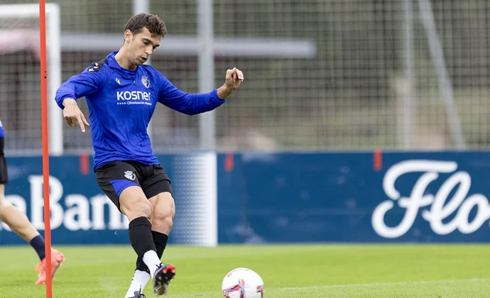Kike Barja e Iker Muñoz siguen entrenando con el grupo pendientes del alta médica