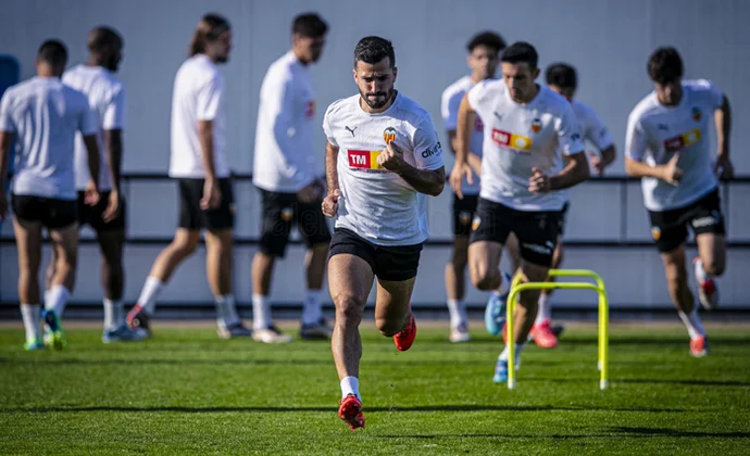 El Valencia completa la penúltima sesión sin Rafa Mir, Jesús Vázquez ni Diakhaby
