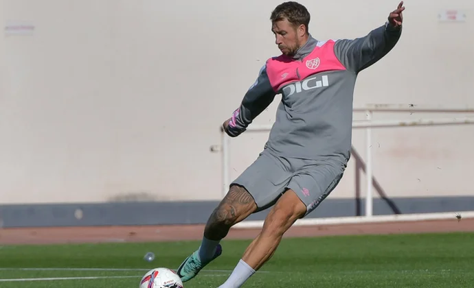 Chavarría completa la sesión, James se incorpora y Pathé Ciss se retira con molestias