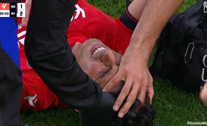 Lucas Torró tuvo que ser sustituido por un golpe en la cabeza