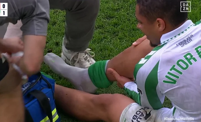 Vitor Roque, sustituido en el descanso por molestias en el gemelo