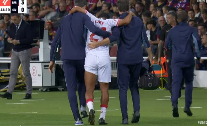 Ejuke se retiró lesionado del partido contra el Barcelona