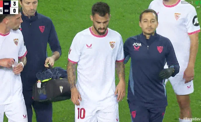 Suso tuvo que retirarse por molestias tras ingresar en el descanso