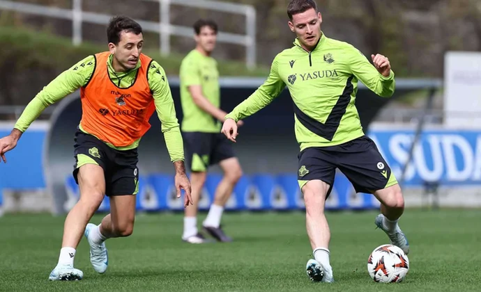 Barrenetxea y Zakharyan con el grupo. Remiro y Zubeldia, al margen