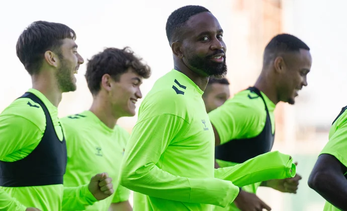 Marc Roca sigue al margen y será baja contra el Copenhague