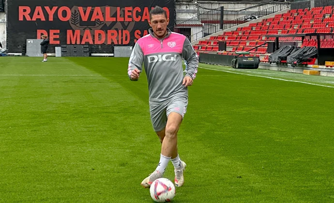 Pacha Espino ya toca balón y entra en las últimas semanas de su recuperación