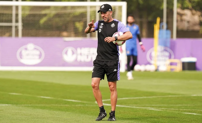 Cenk Özkacar y De la Hoz no llegan a tiempo y Kenedy está sancionado para la Copa