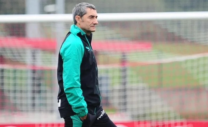 Vivian e Iñaki Williams trabajan al margen y Unai Simón empieza a hacer trabajo de portería