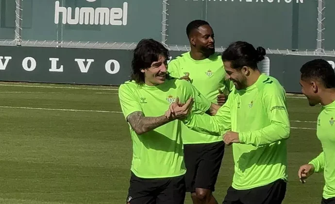 Bellerín se incorpora al grupo pero Marc Roca sigue al margen