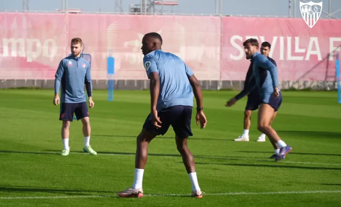 El Sevilla completa la sesión del sábado sin los seis lesionados