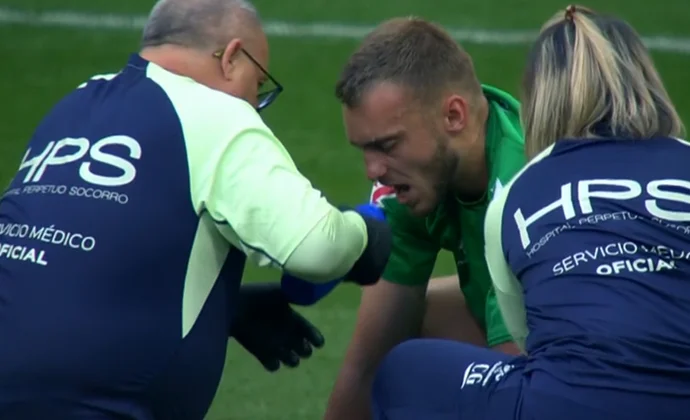 Cillessen se retira en camilla tras un golpe en la cabeza