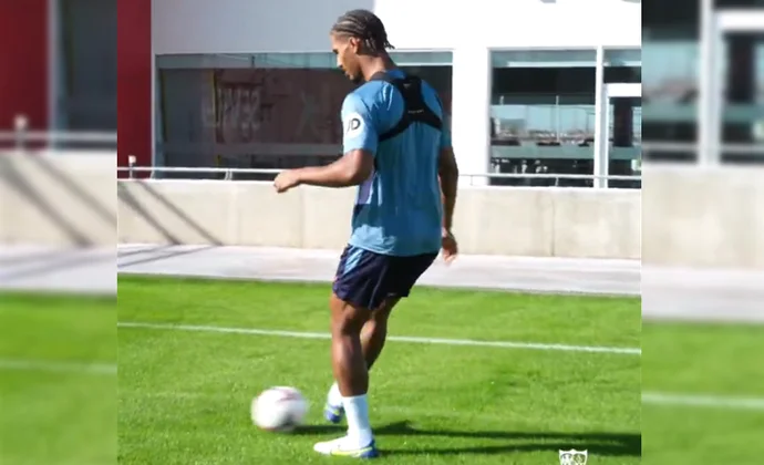 Loic Badé fuerza para intentar llegar al Leganés, pero lo tiene difícil