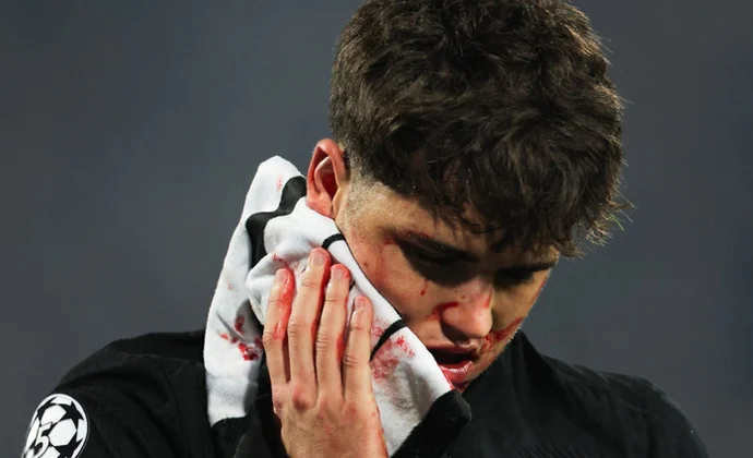 Pau Cubarsí, sustituido tras sufrir un importante corte en la cara