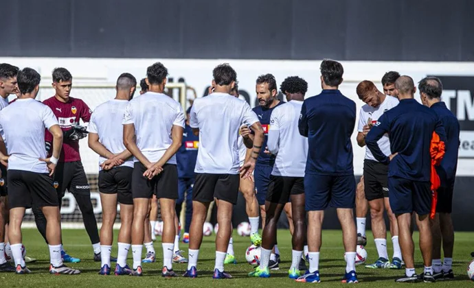 El Valencia cierra la semana de trabajo con Hugo Duro tocando balón