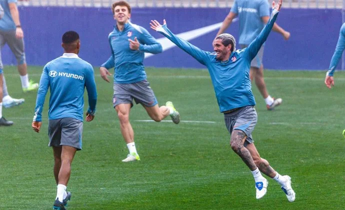 Azpilicueta y Llorente repiten con el grupo, pero solo el primero recibe el alta