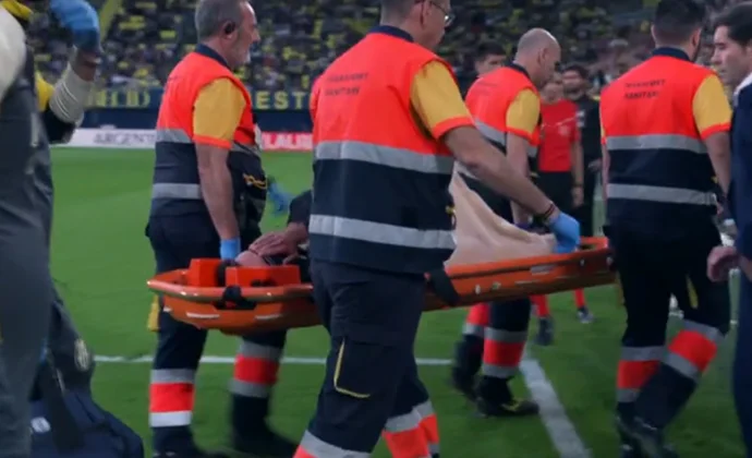 Ilias Akhomach se retira en camilla por una posible grave lesión de rodilla