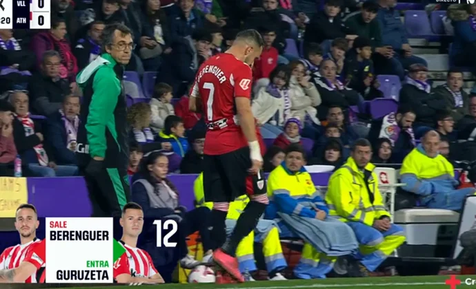 Álex Berenguer se retiró con molestias en la pared abdominal