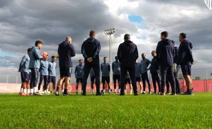 Navas y Carmona siguen trabajando al margen del grupo