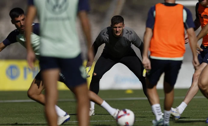 Las Palmas cierra la semana de trabajo con Januzaj parcialmente