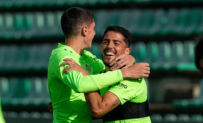 El Betis recupera a Altimira en la última sesión de la semana, pero no a Llorente y Bellerín