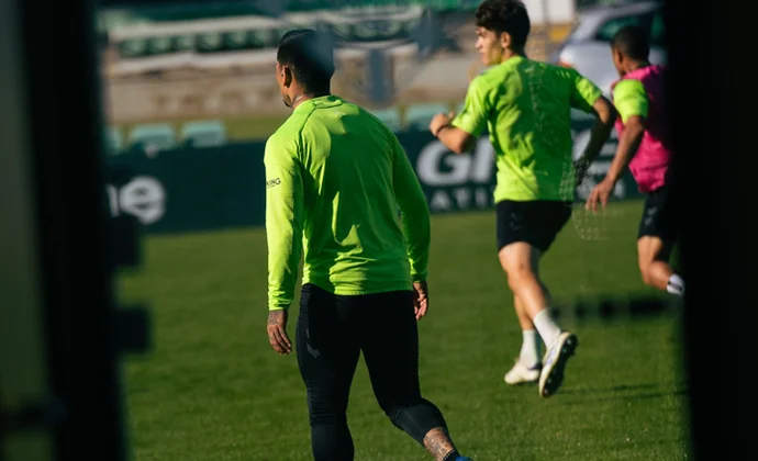 El Betis comienza la semana de trabajo con siete jugadores al margen