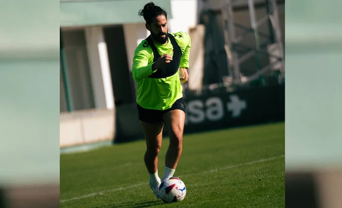 Isco toca balón, entra en el último mes de su recuperación y apunta a los primeros partidos de enero