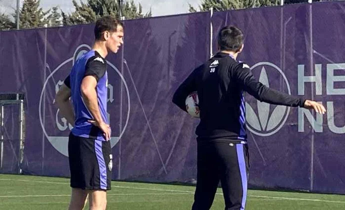 Pezzolano busca la motivación del ex con Latasa y el delantero hace trabajo extra