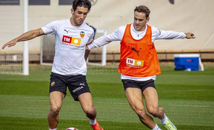 Rafa Mir empieza la semana de trabajo al margen del grupo