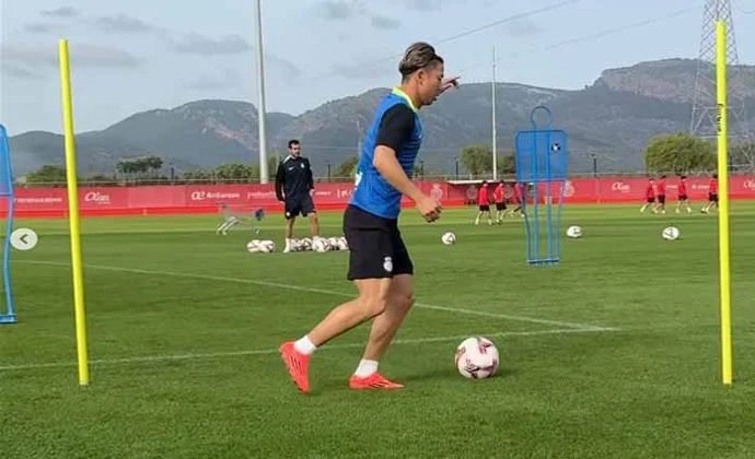 Takuma Asano ya toca balón a buen ritmo y entra en la última semana de su recuperación