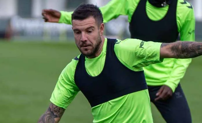 Ruibal entra en escena para el equilibrio defensivo ante las bajas en el centro del campo