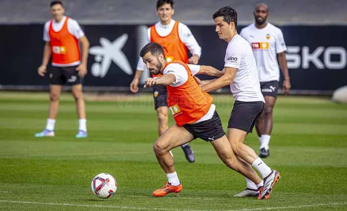 Rafa Mir sigue al margen y Dimitrievski es el primero en regresar