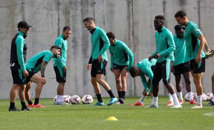 Sancet y Berenguer hacen algunos ejercicios grupales, pero sin el alta y vuelven los cuatro internacionales