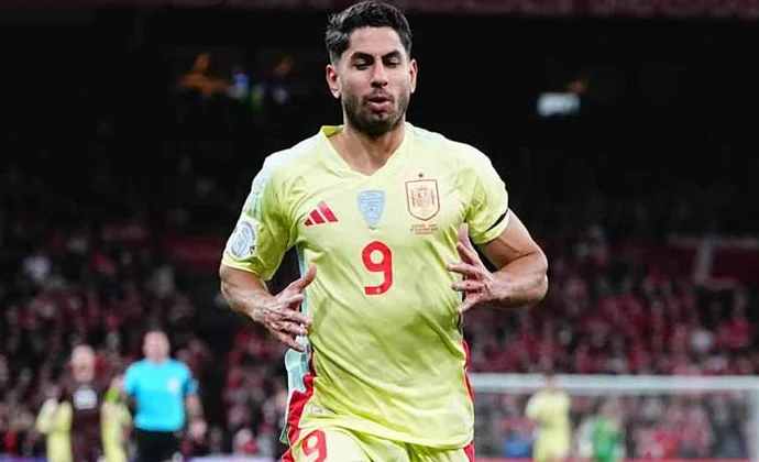 Los servicios médicos del Villarreal recomiendan a Ayoze no forzar en Pamplona, pese a no tener rotura