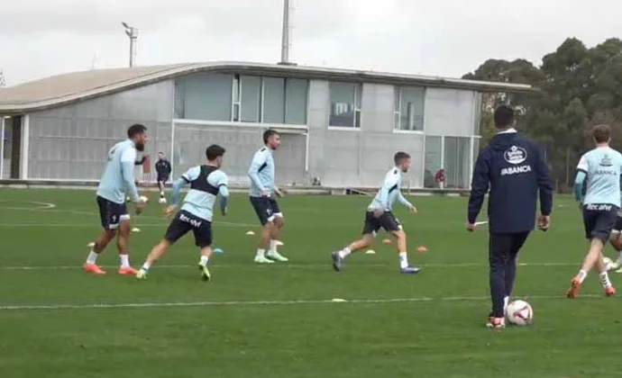 Carreira hace parte de la sesión. Douvikas, Sotelo y Mingueza están de vuelta