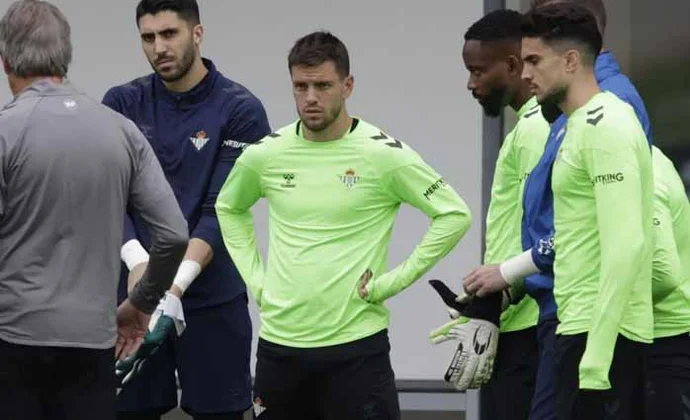 Fornals no entrena por molestias y se convierte en duda, mientras Lo Celso se incorpora