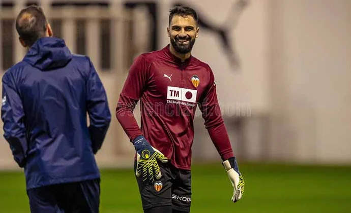 Baraja recupera a los cinco internacionales. Rafa Mir y Caufriez están casi descartados