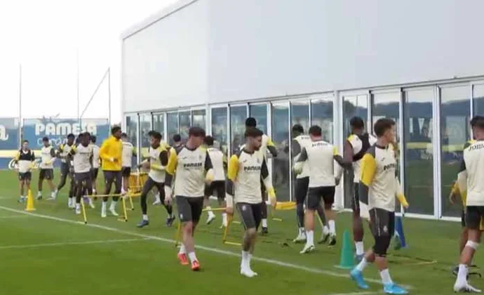 Baena y Gerard Moreno con el grupo, Foyth y Pape Gueye al margen