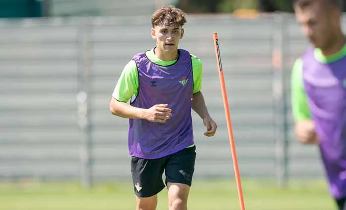 Pellegrini trabaja con Mateo Flores junto a Altimira