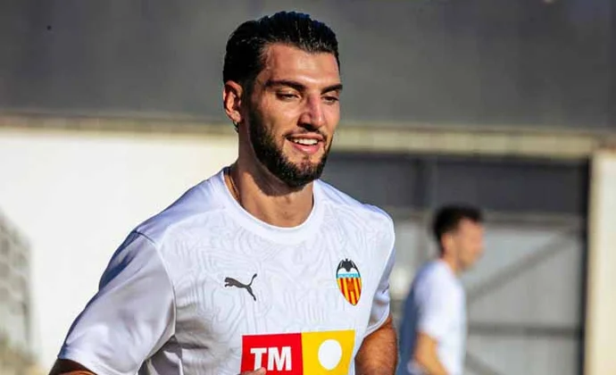 Rafa Mir hace parte de la sesión del domingo con el grupo