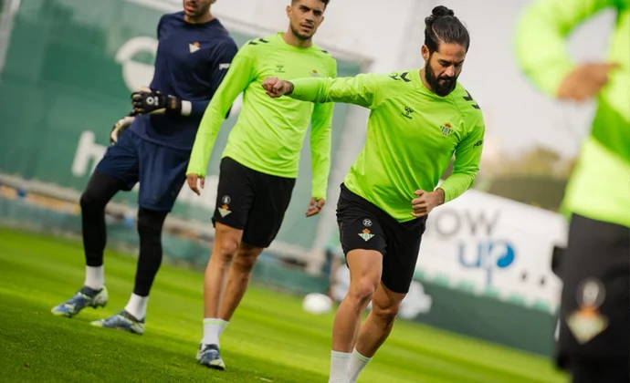 Isco repite con el grupo. Fornals, Cardoso y Bellerín siguen al margen