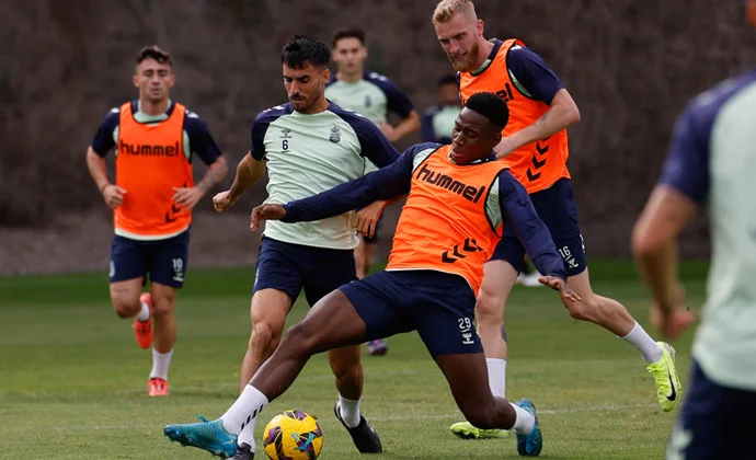 Las Palmas retoma los entrenamientos con el alta médica de Januzaj