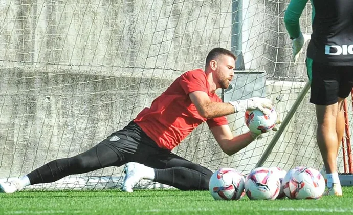 Unai Simón empieza la semana trabajando en solitario