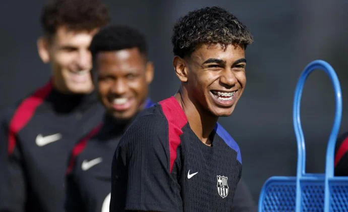 Yamal y Araujo hacen parte de la sesión con el grupo y Ferran Torres la completa