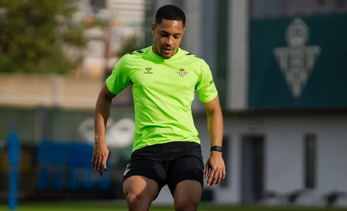 Abde se ausenta por fiebre de la sesión del miércoles y Fornals ya pisa césped