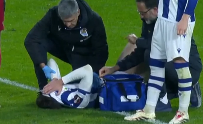 Aritz Elustondo sufrió una lesión de tobillo antes del descanso